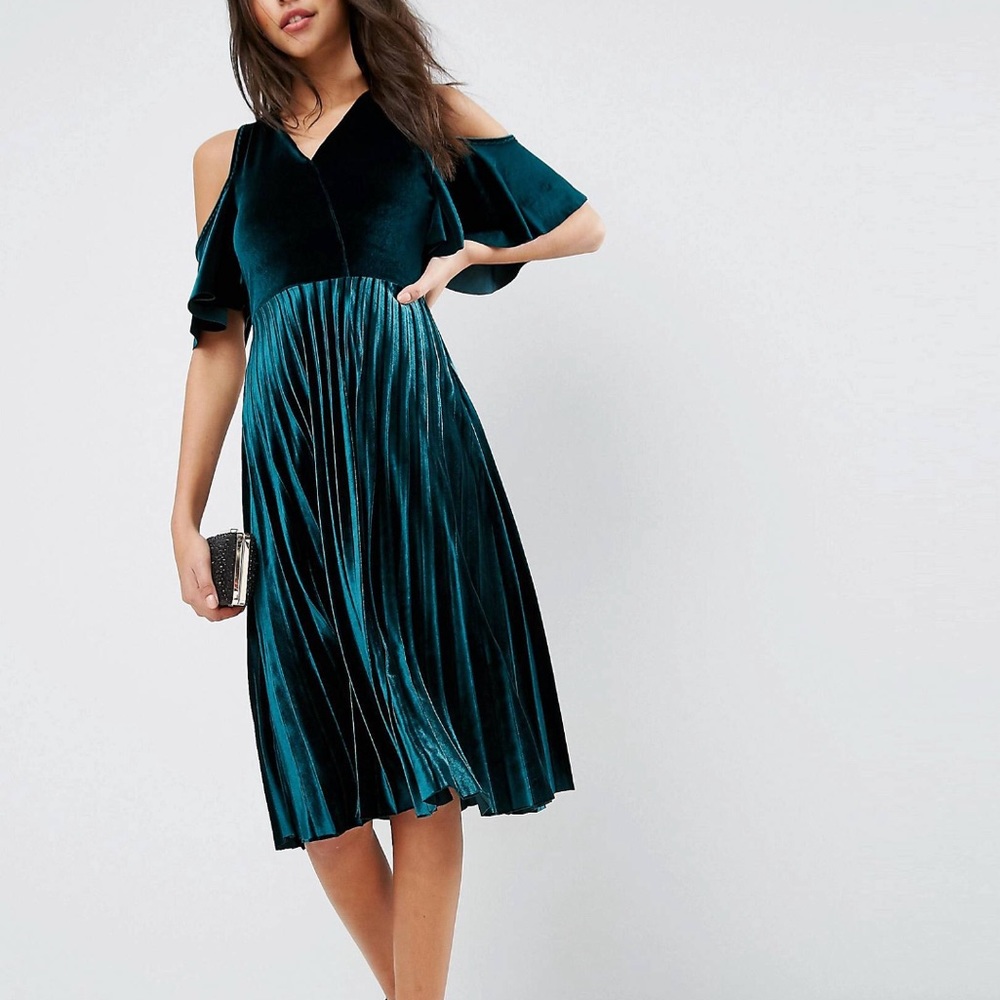 Cold Shoulder Velvet Pleated Midi Dress